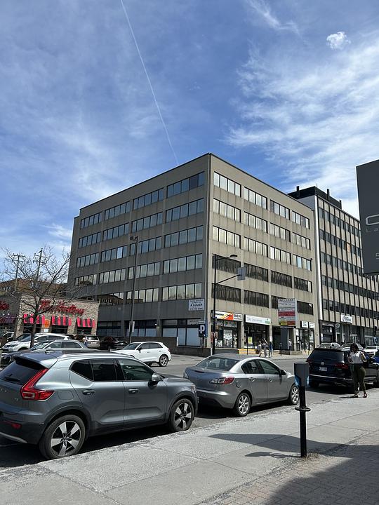 5887 Chemin de la Côte-des-Neiges, Montréal, QC