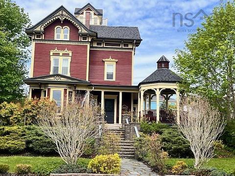42 Falkland Street, Lunenburg, NS