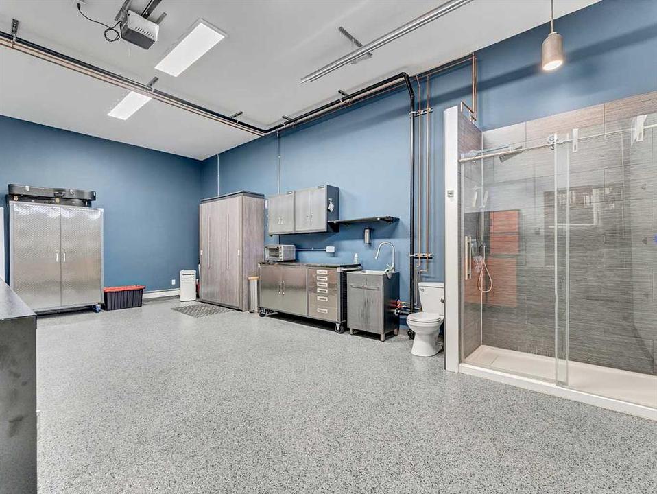 133 South Railway Avenue, Irvine, AB
