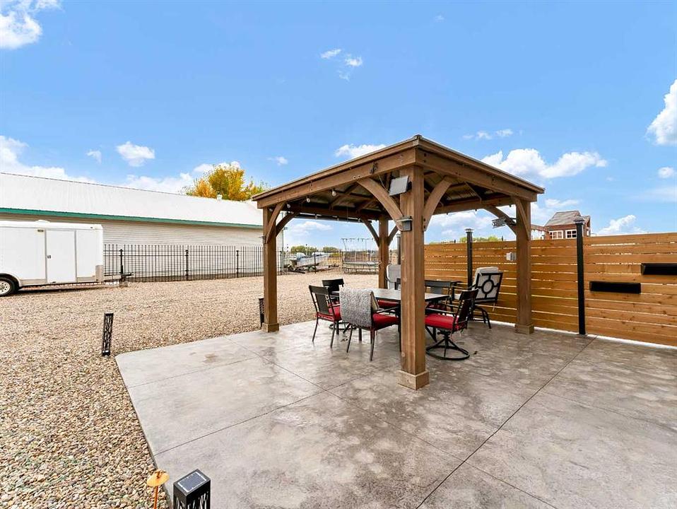 133 South Railway Avenue, Irvine, AB
