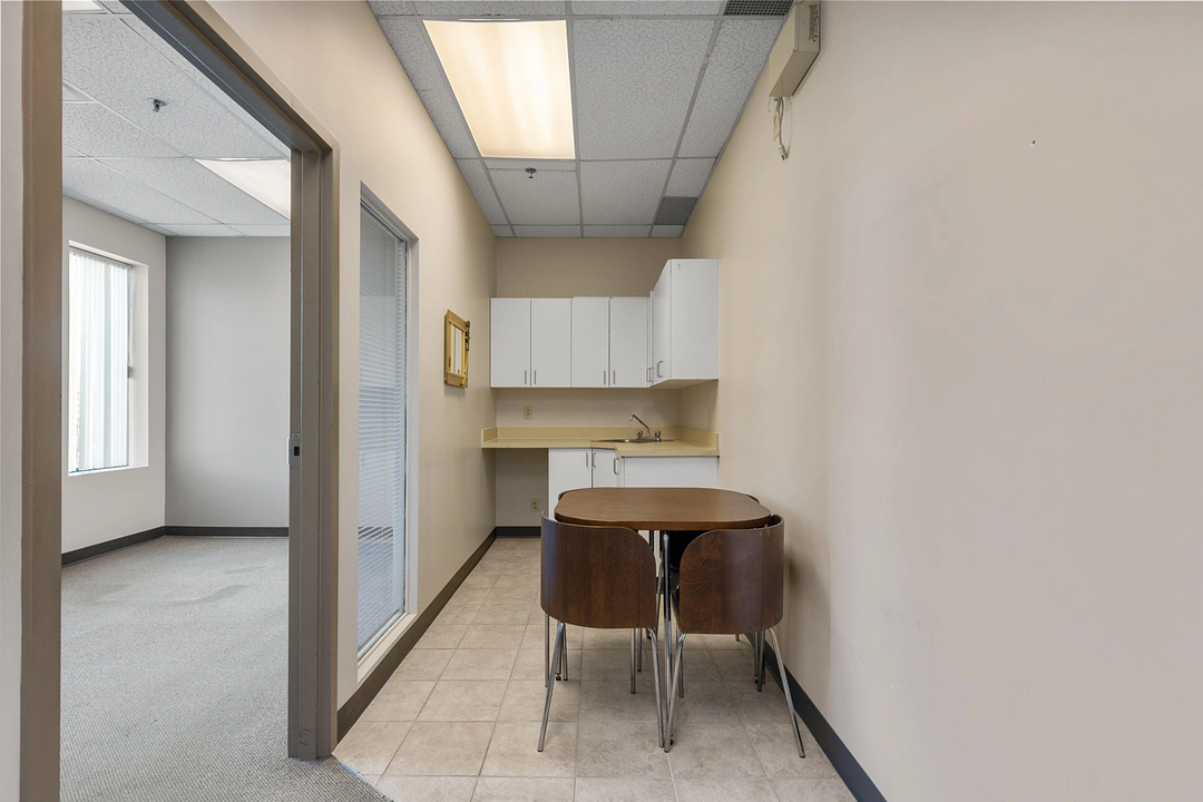 330 - 8150 Boulevard Métropolitain Est, Montréal, QC