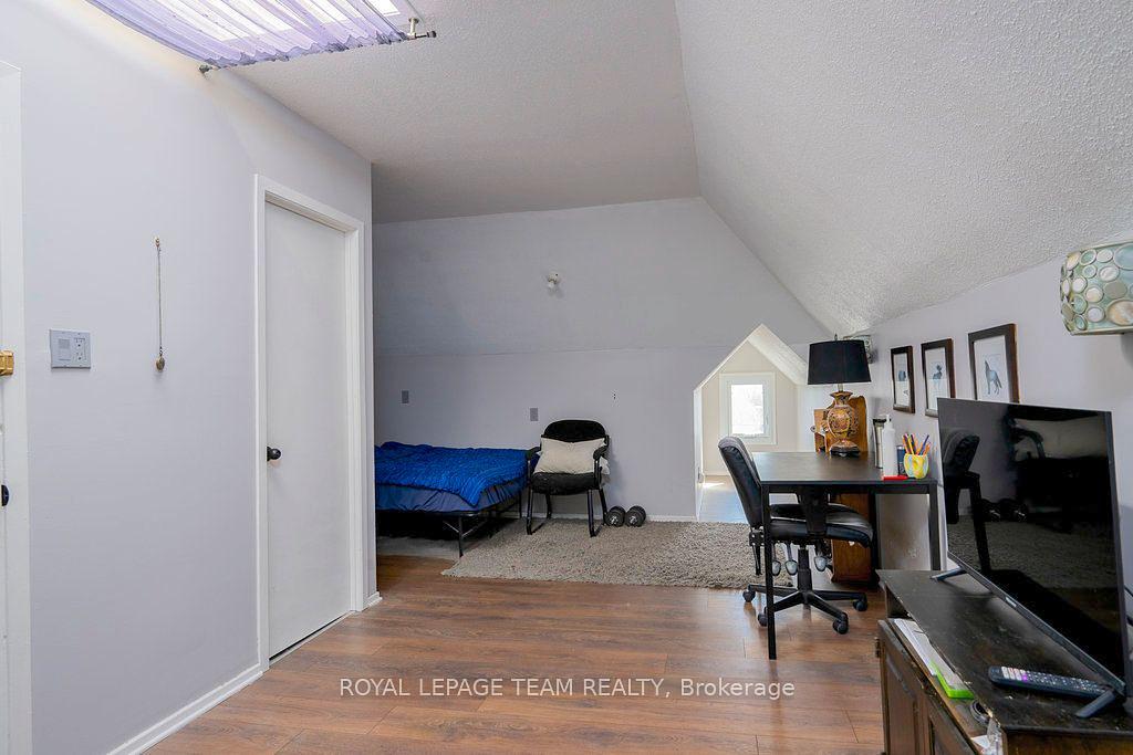 422 Donald B. Munro Drive, Ottawa, ON