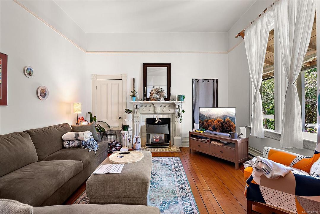 1736 Haultain Street, Victoria, BC
