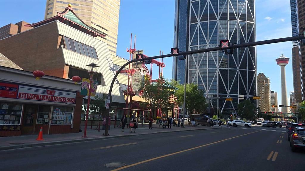 101 - 328 Centre Street South, Calgary, AB