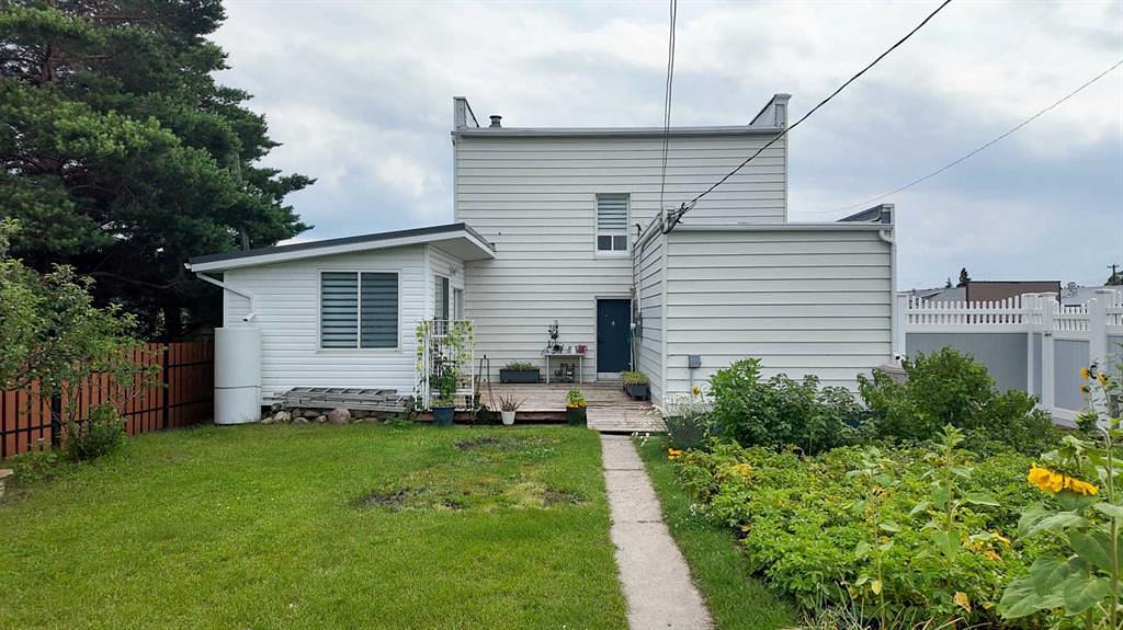2124 20 Street, Delburne, AB