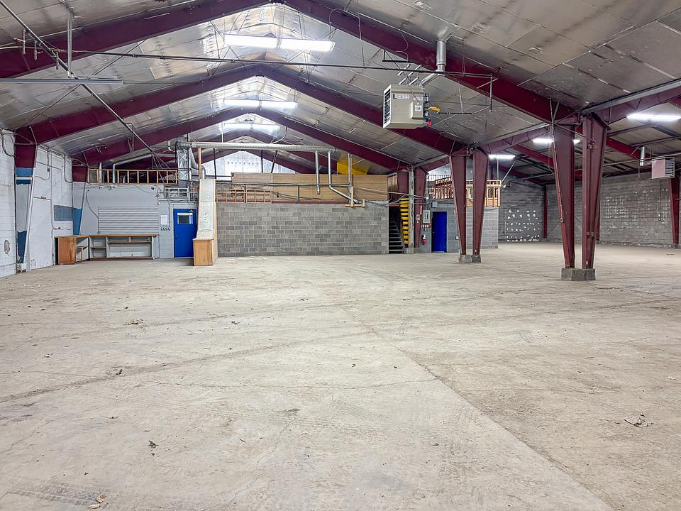Industrial Building - 139 29 Street East, Saskatoon, SK