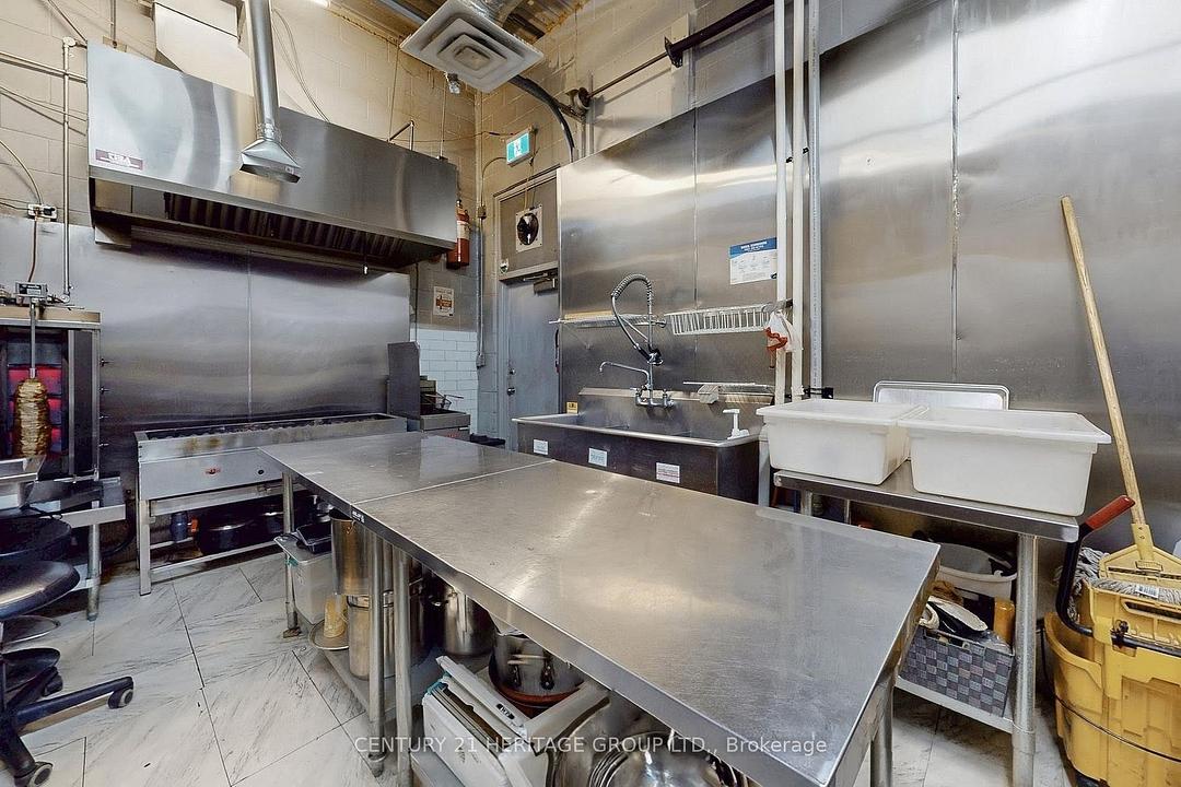 559 Steven Court, Newmarket, ON