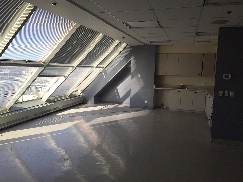 1700 - 90 Burnhamthorpe Road West, Mississauga, ON