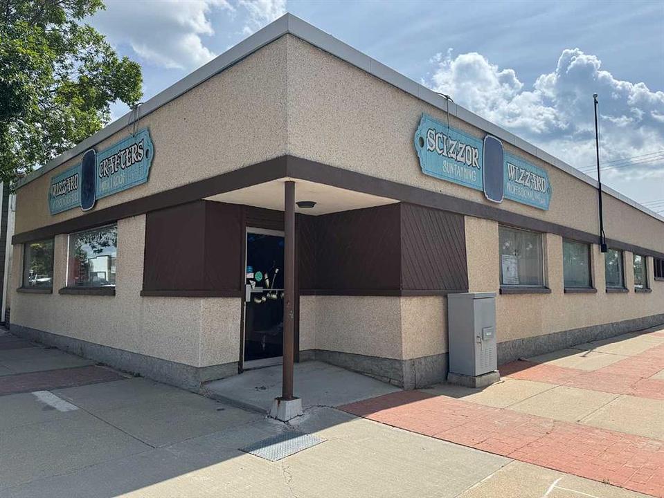 5033 50 Avenue, Ponoka, AB