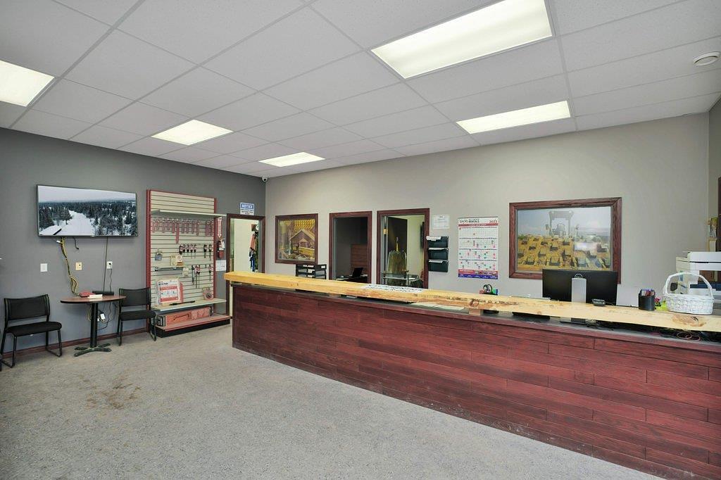 1101 Main Avenue East, Sundre, AB