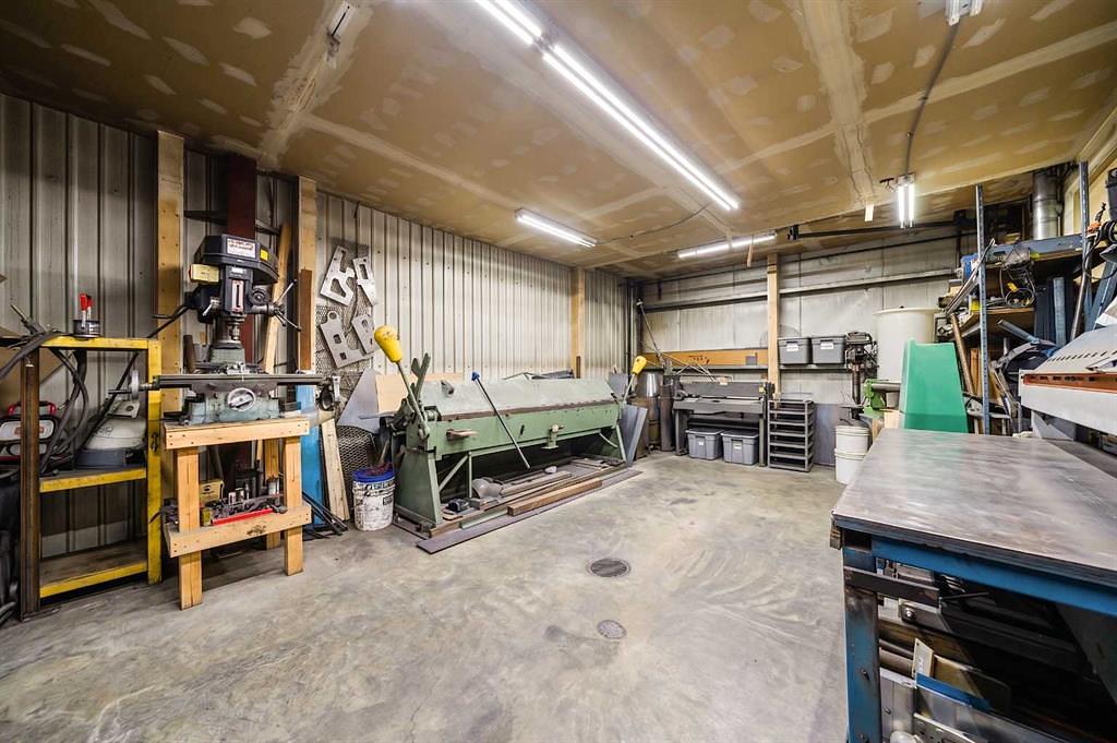 1020 Laut Avenue, Crossfield, AB