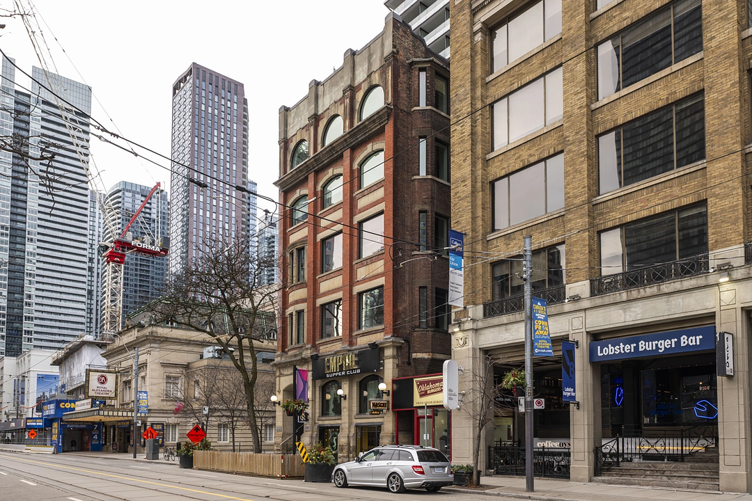 300 - 220 King Street West, Toronto, ON