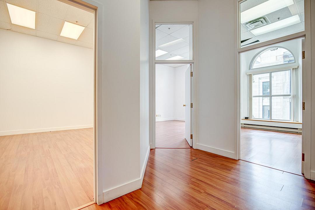 Office - 204 Rue Notre-Dame Ouest, Montréal, QC