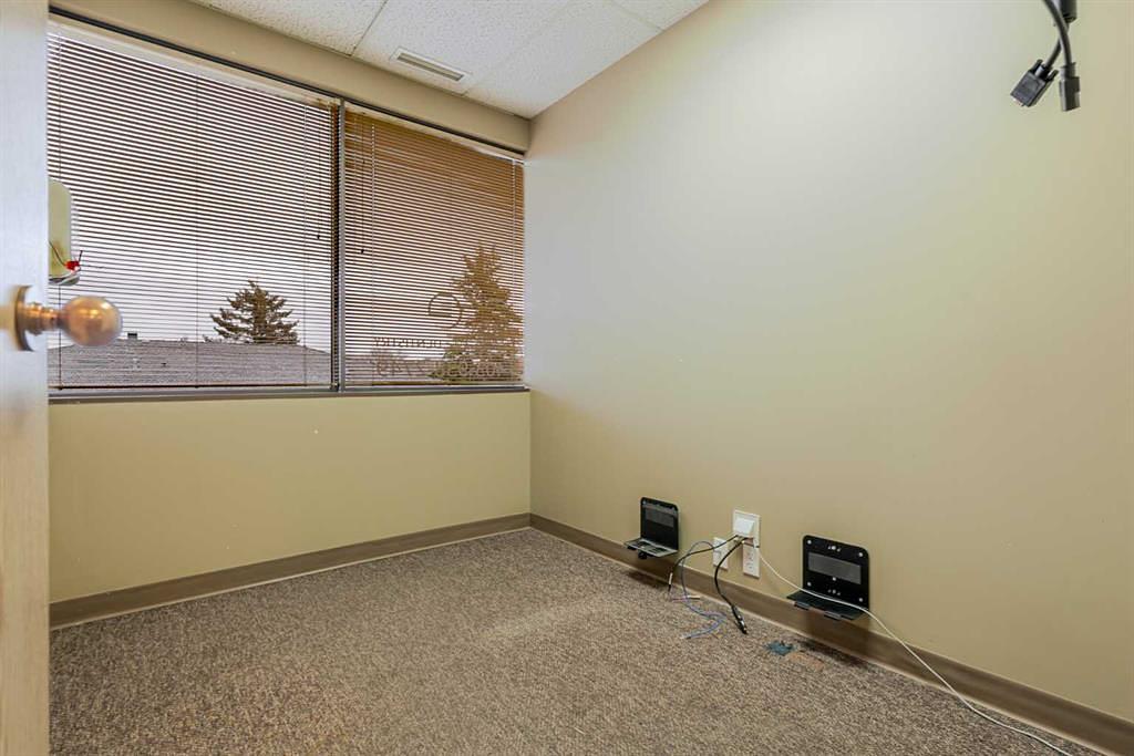 200 - 40 Elizabeth Street, Okotoks, AB