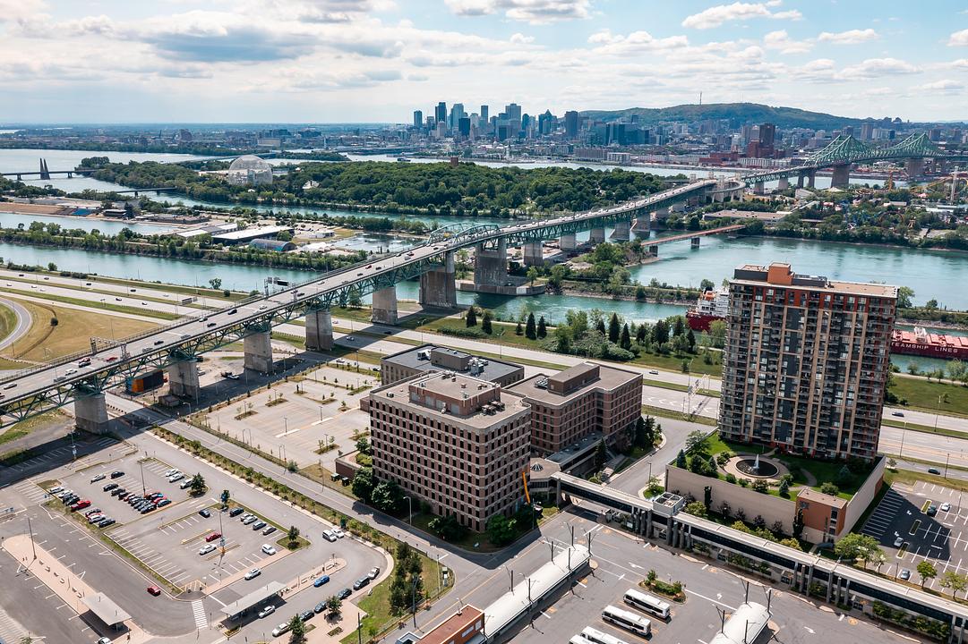1010 Rue de Sérigny, Longueuil, QC