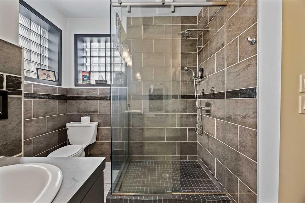 1742 10 Avenue Southwest, Calgary, AB