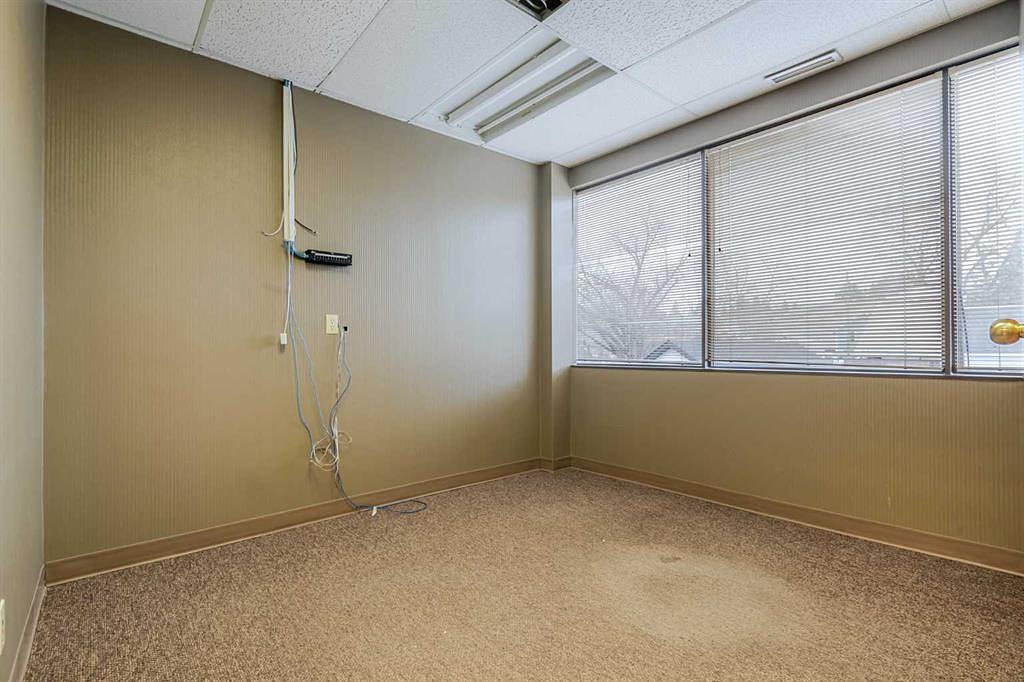 200 - 40 Elizabeth Street, Okotoks, AB