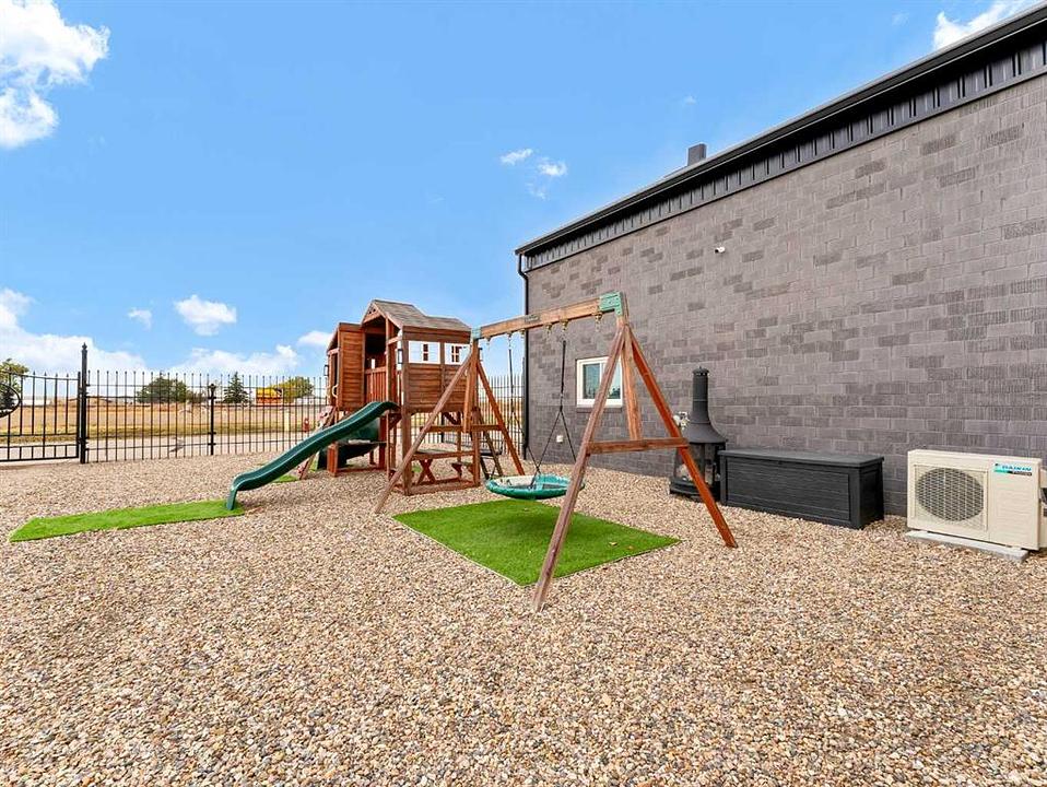 133 South Railway Avenue, Irvine, AB