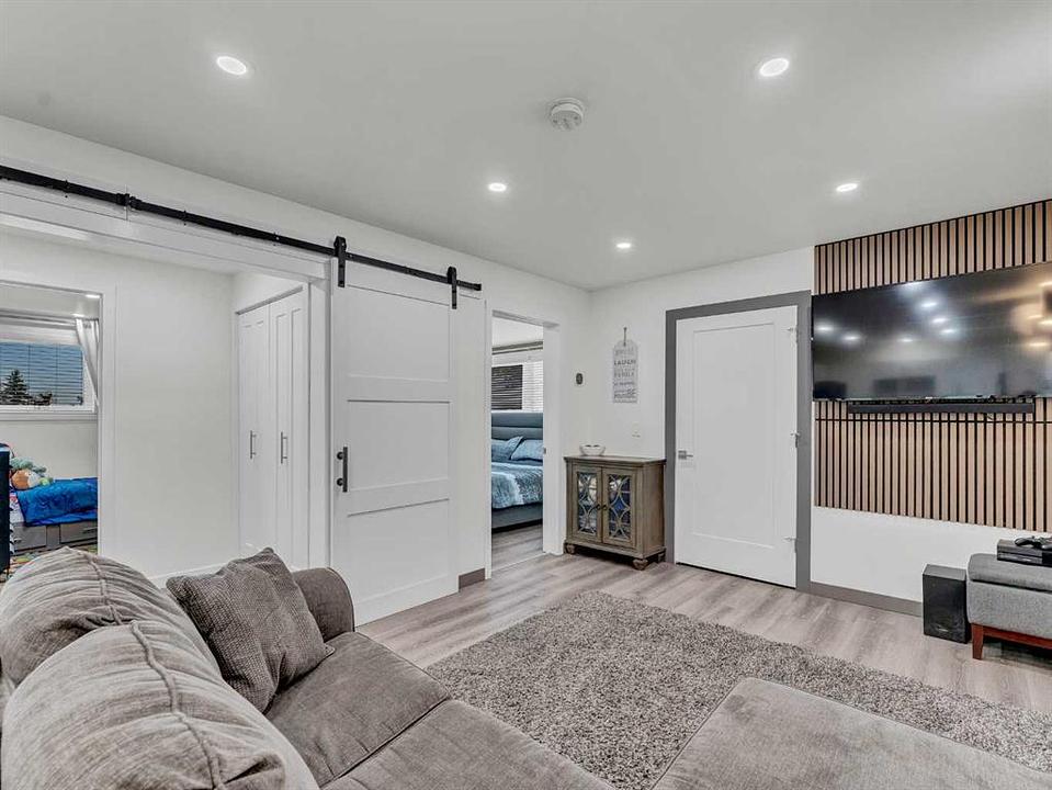 133 South Railway Avenue, Irvine, AB