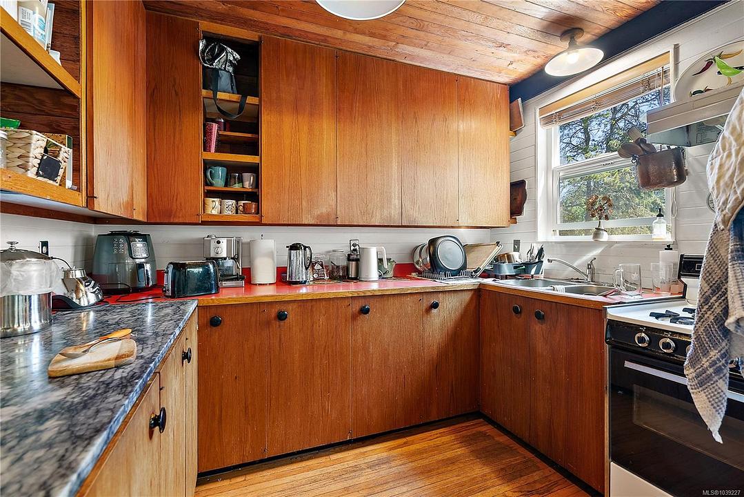 1736 Haultain Street, Victoria, BC