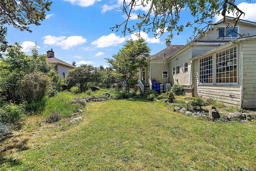 1736 Haultain Street, Victoria, BC