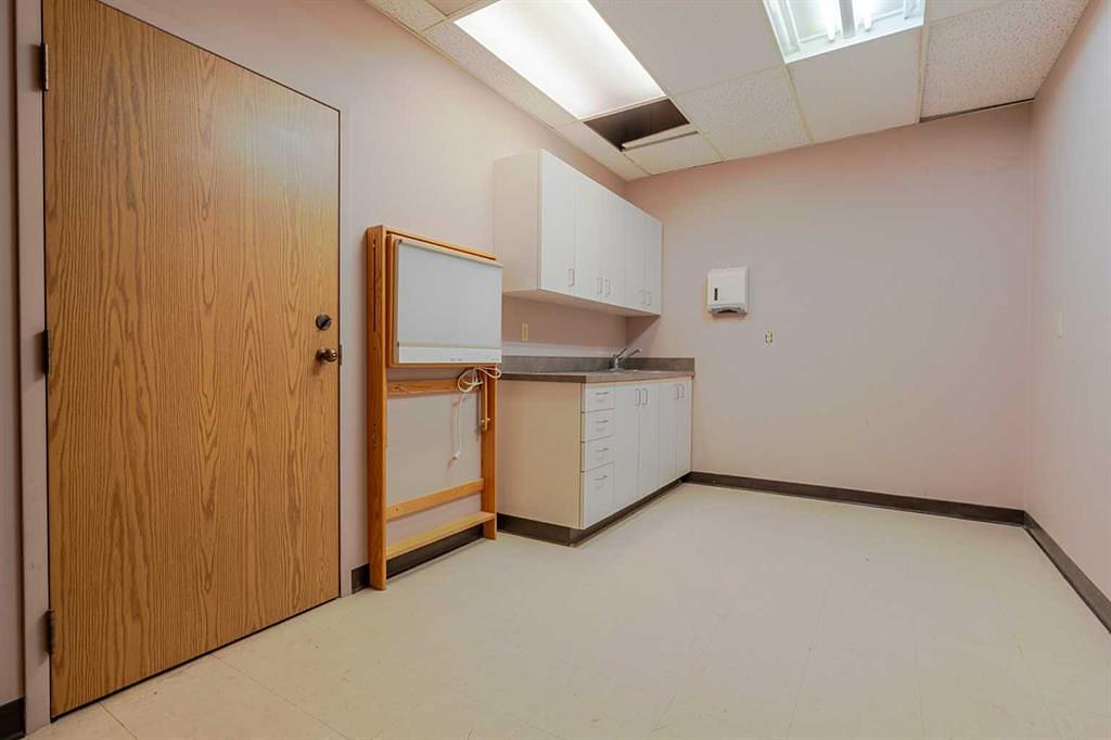 200 - 40 Elizabeth Street, Okotoks, AB
