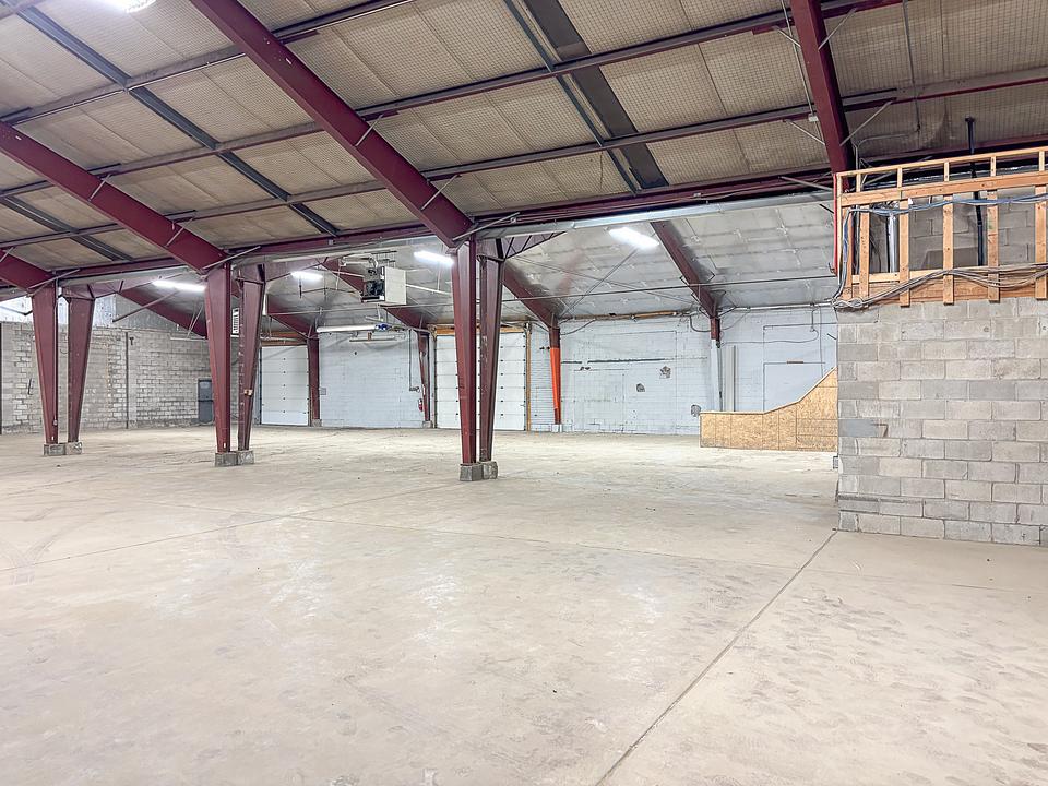 Industrial Building - 139 29 Street East, Saskatoon, SK