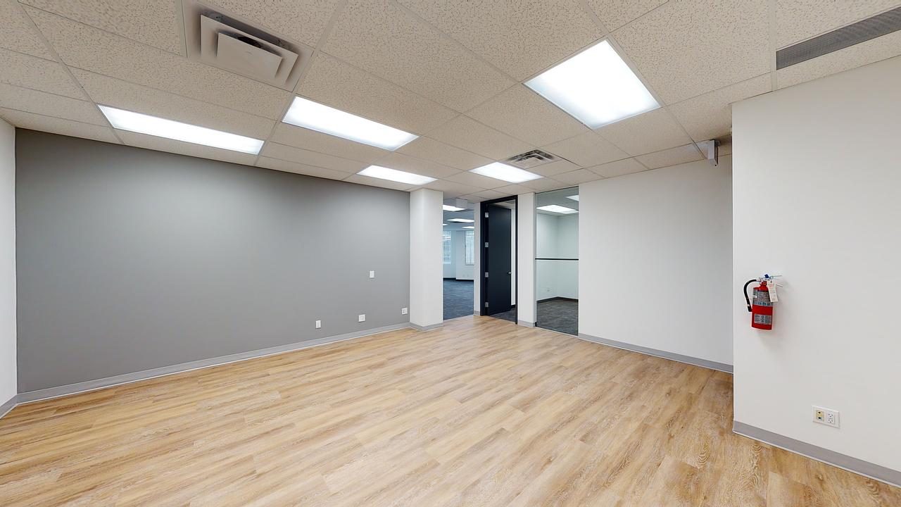 800 - 30 Eglinton Avenue West, Mississauga, ON