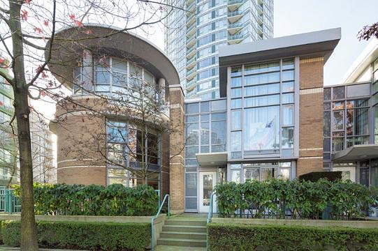 1032 Pacific Blvd, Vancouver, BC