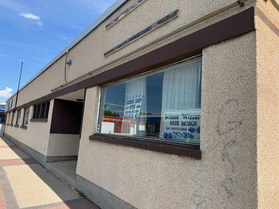 5033 50 Avenue, Ponoka, AB
