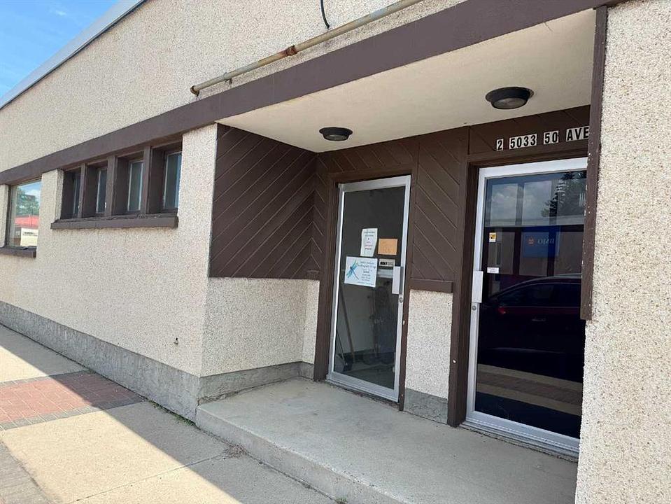 5033 50 Avenue, Ponoka, AB