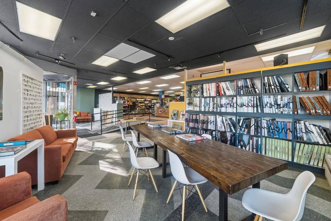 2975 Dundas Street West, Toronto, ON