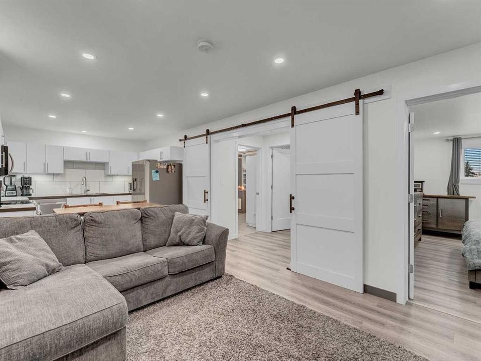 133 South Railway Avenue, Irvine, AB