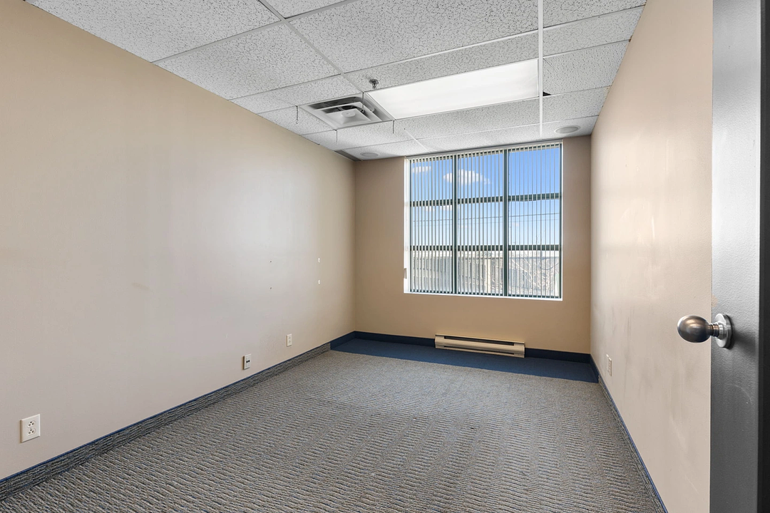 230 - 8150 Boulevard Métropolitain Est, Montréal, QC