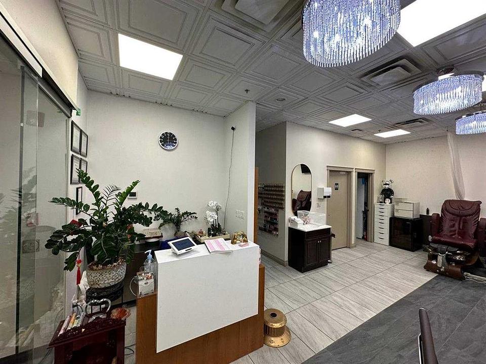 222 - 1632 14 Avenue Northwest, Calgary, AB