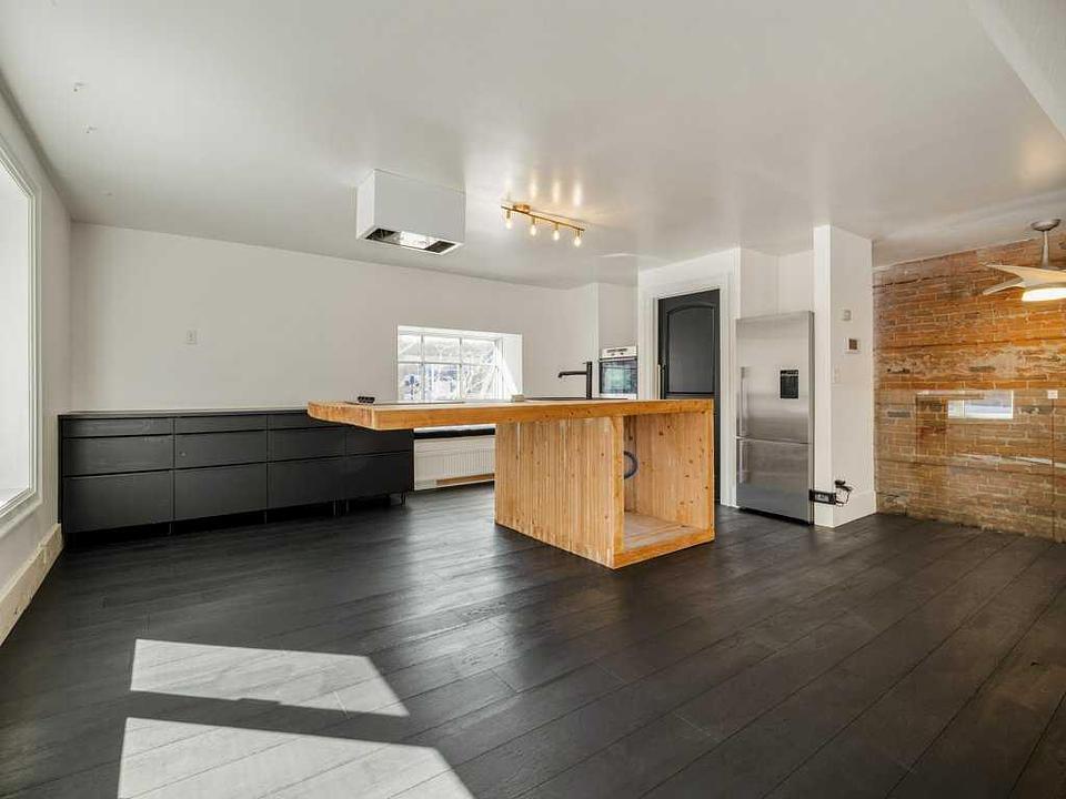 325 5 Street South, Lethbridge, AB