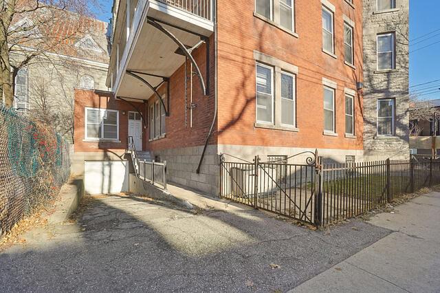 215 Rue de Castelnau East, Montréal, QC