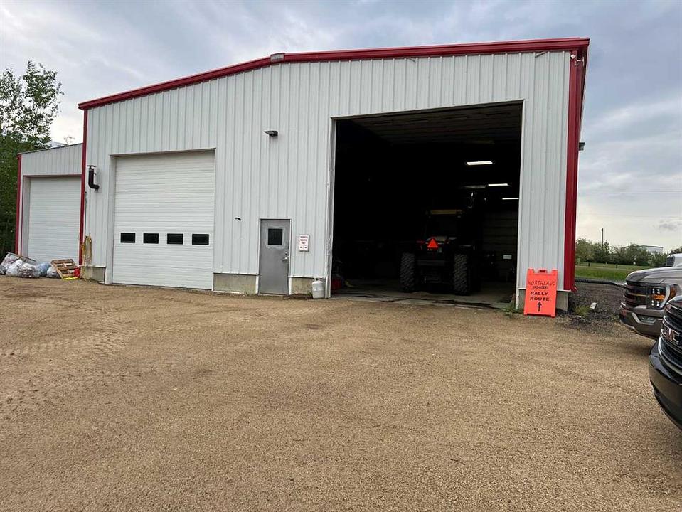 201 1 Street, Fox Creek, AB