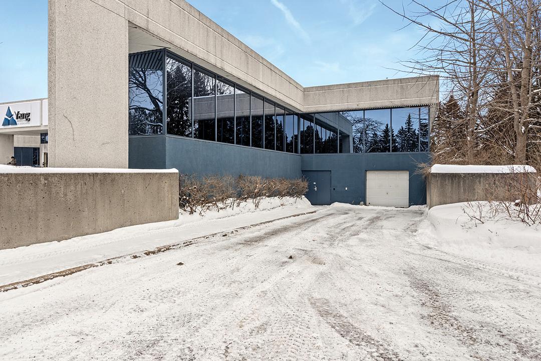 2505 St Laurent Blvd, Ottawa, ON