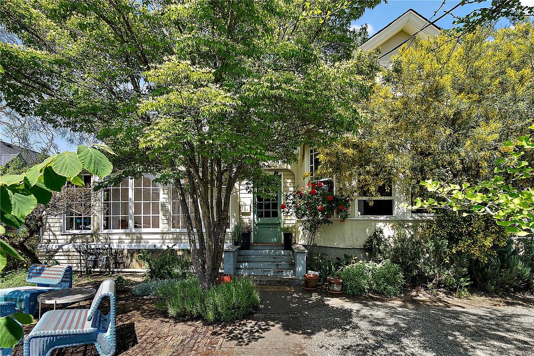 1736 Haultain Street, Victoria, BC