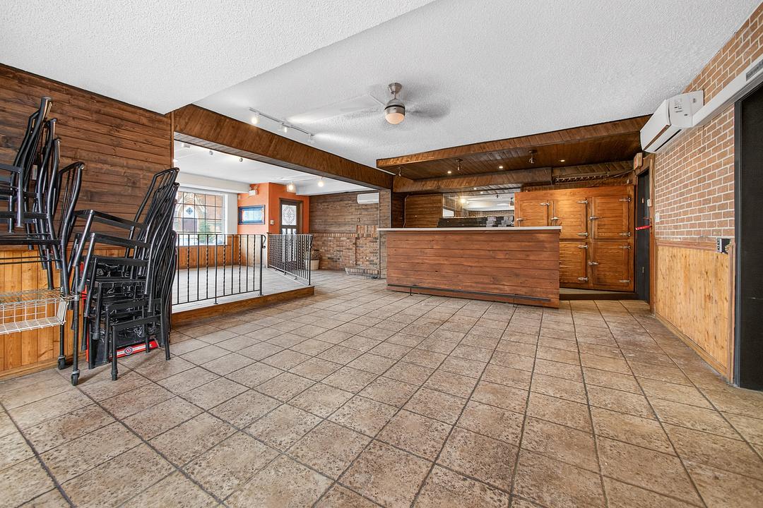 277 Queen Street South, Mississauga, ON