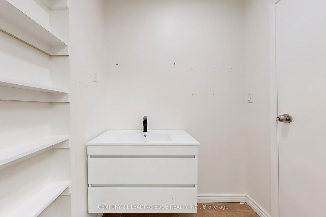 5 - 17080 Bathurst Street, Newmarket, ON