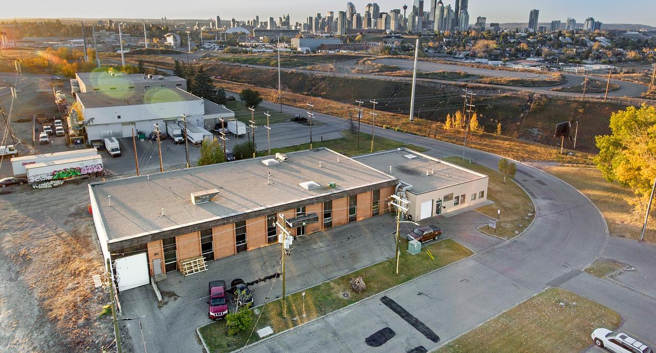 Building - 3003 11 Street Southeast, Calgary, AB
