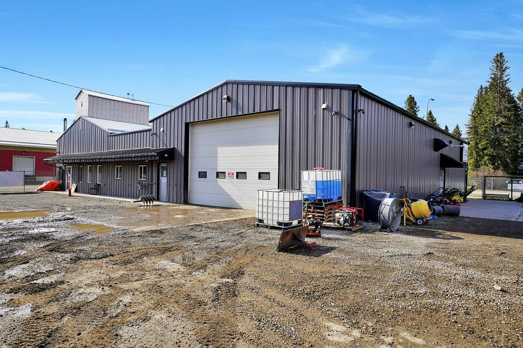 1101 Main Avenue East, Sundre, AB
