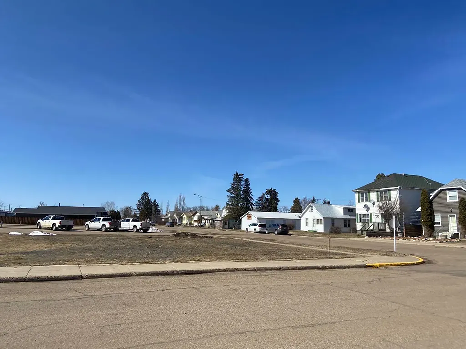 305-307 1 Street West, Hanna, AB