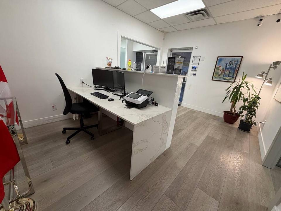 233 - 1433 Lonsdale Avenue, North Vancouver, BC