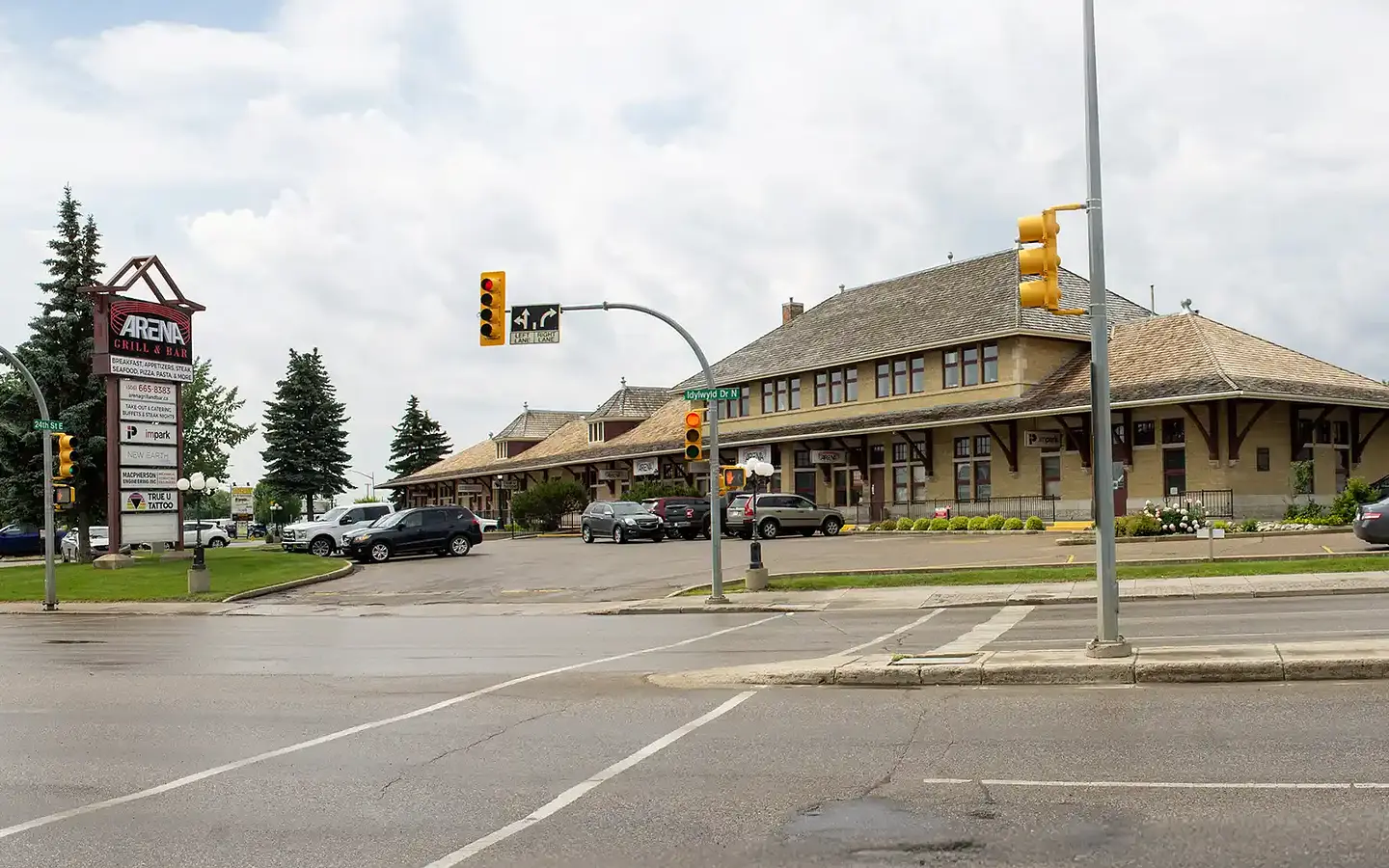 305 Idylwyld Drive North — photo 2 of 4