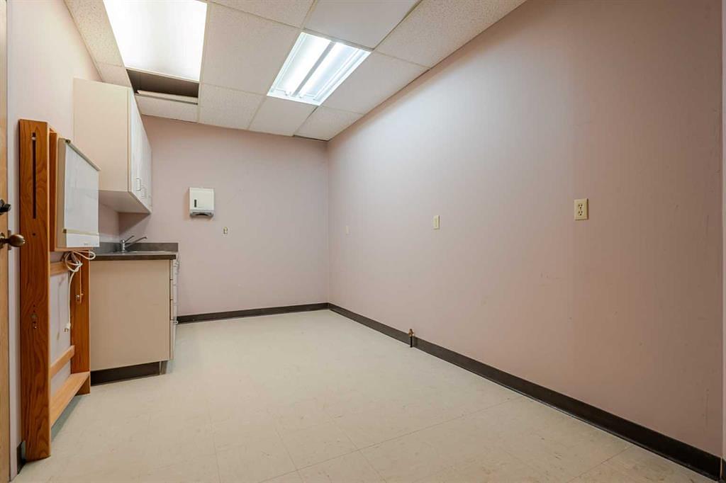 200 - 40 Elizabeth Street, Okotoks, AB