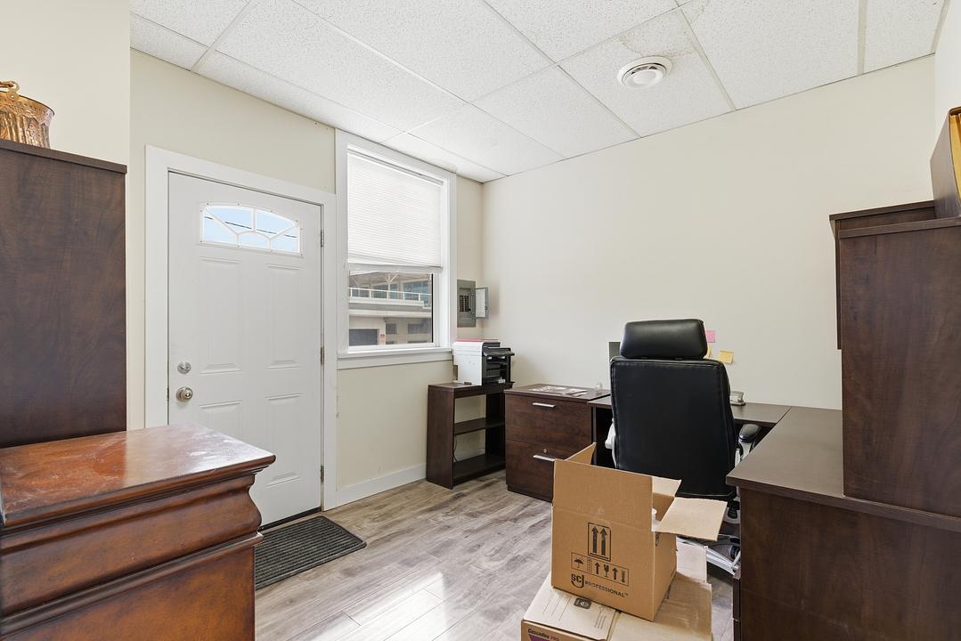 130 Lonsdale Ave, North Vancouver, BC