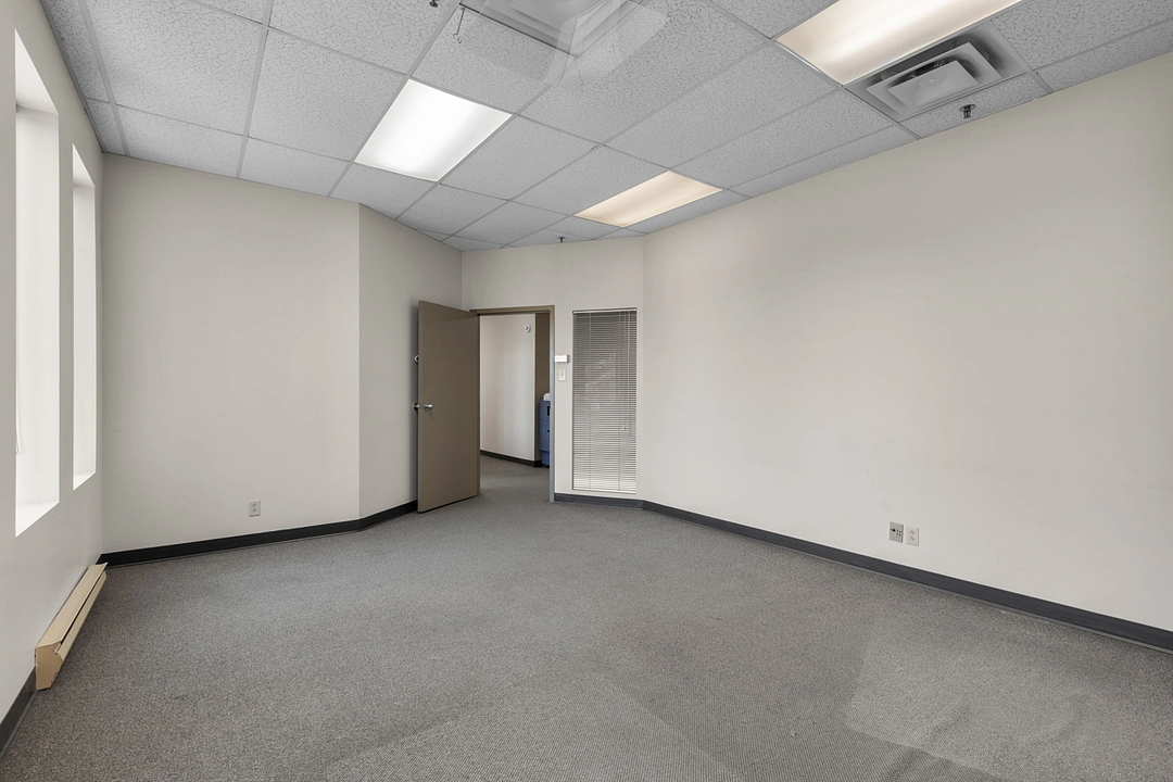 330 - 8150 Boulevard Métropolitain Est, Montréal, QC